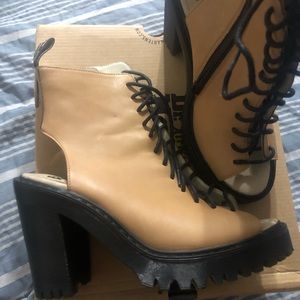 USED Dr. Martens Carmelita Brown Booties 8